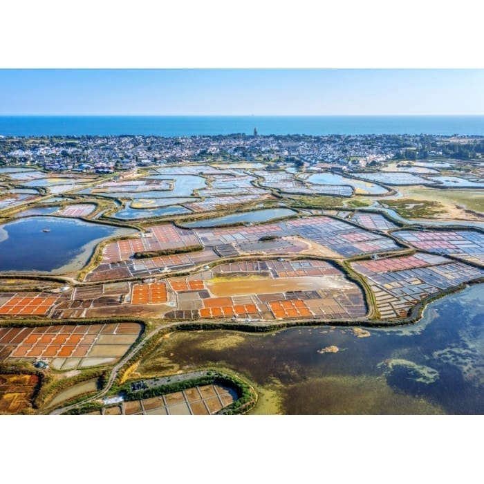 découvrez les marais salants de guérande, un site naturel exceptionnel où la tradition salinière s'allie à la beauté des paysages. explorez cet écosystème unique, apprenez les secrets du sel de guérande et profitez d'une expérience immersive au cœur de la culture bretonne.