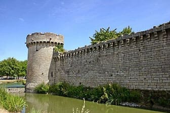 découvrez la cité médiévale de guérande : horaires, tarifs, accès, visites guidées et conseils pratiques pour organiser votre découverte de cette ville historique unique.