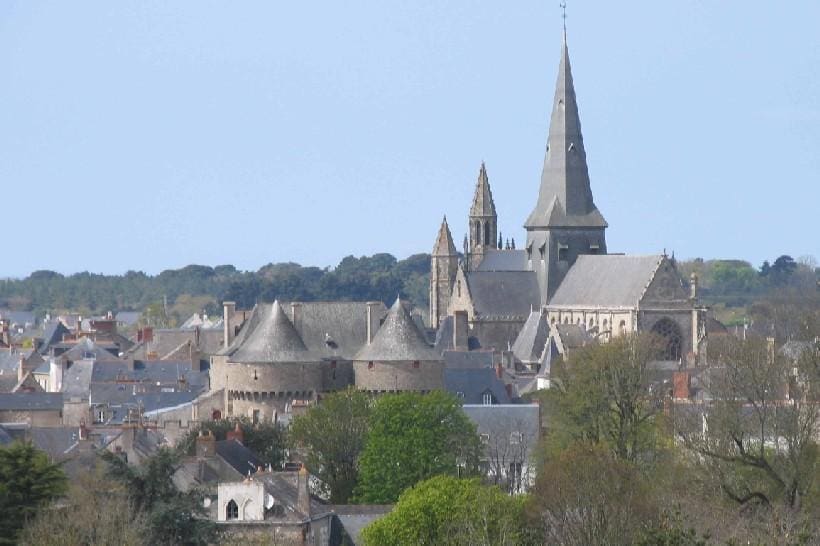 découvrez la cité médiévale de guérande : infos pratiques sur l’accès, les sites à visiter, les horaires, et les activités pour organiser votre visite au cœur des remparts historiques.