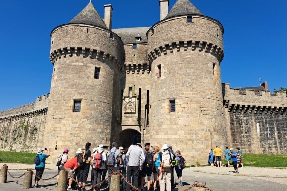 découvrez toutes les infos pratiques sur la cité médiévale de guérande : accès, horaires, tarifs, visites, conseils et incontournables pour organiser votre visite dans ce lieu chargé d’histoire.