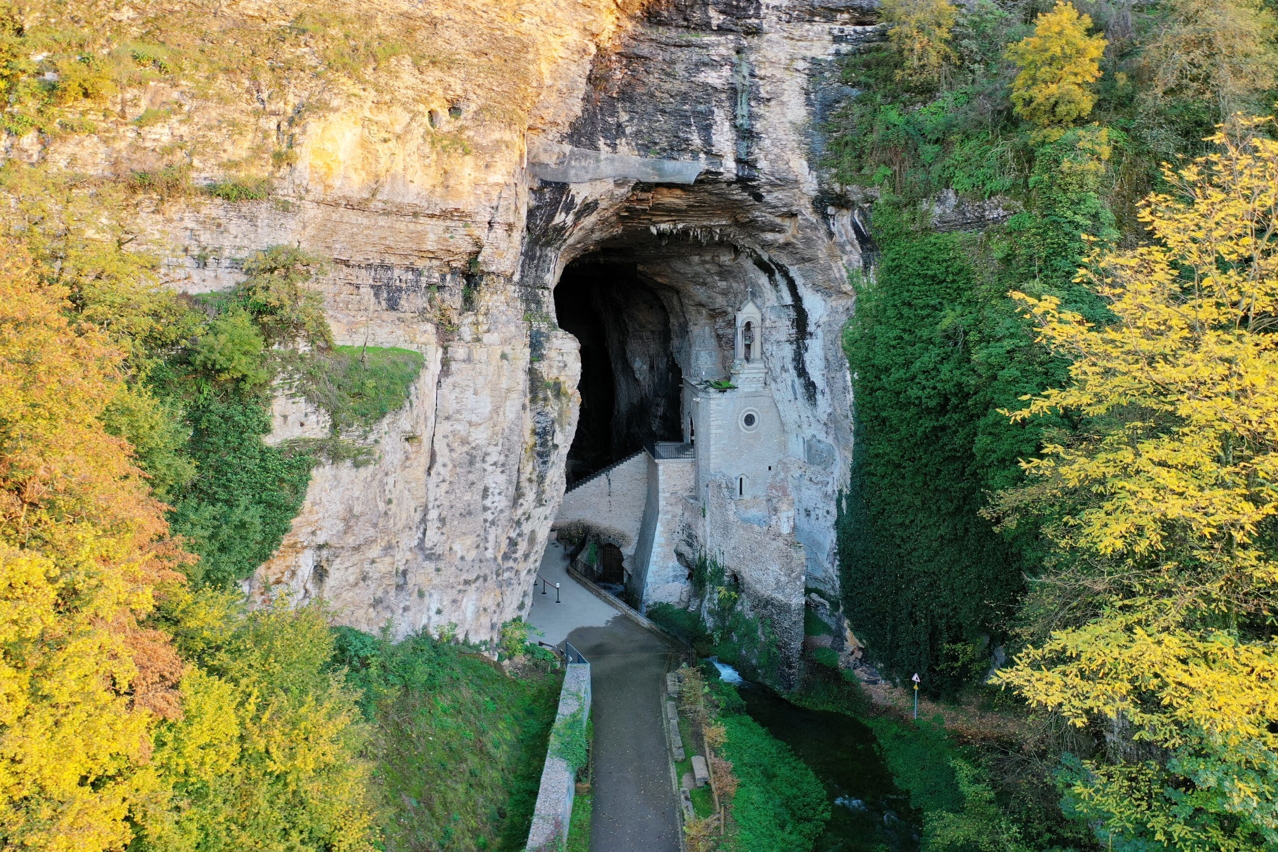 partez à l’aventure et découvrez les merveilles cachées sous terre grâce à notre exploration des grottes en pleine nature. conseils, destinations et sécurité pour une expérience inoubliable !