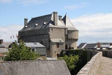 découvrez toutes les actualités, événements, bonnes adresses et informations pratiques sur guérande. restez informé sur cette ville au cœur de la presqu'île, célèbre pour ses marais salants et son patrimoine.