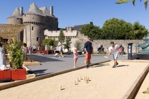 découvrez guérande, une ville riche en histoire et célèbre pour ses marais salants, son patrimoine médiéval et ses paysages côtiers exceptionnels.