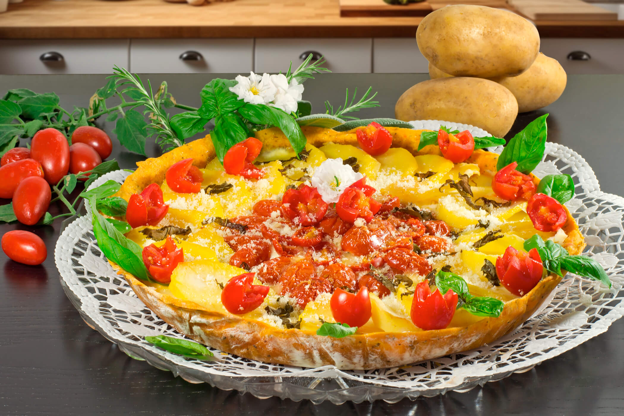 Tarte salée aux légumes dorée, découpée en parts sur une pâte brisée