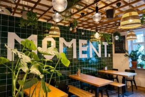 Assiette végétarienne colorée servie dans un restaurant végétarien