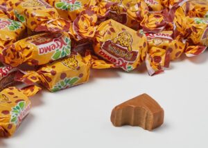 Sachets de bonbons Krema aux goûts fruités disposés côte à côte