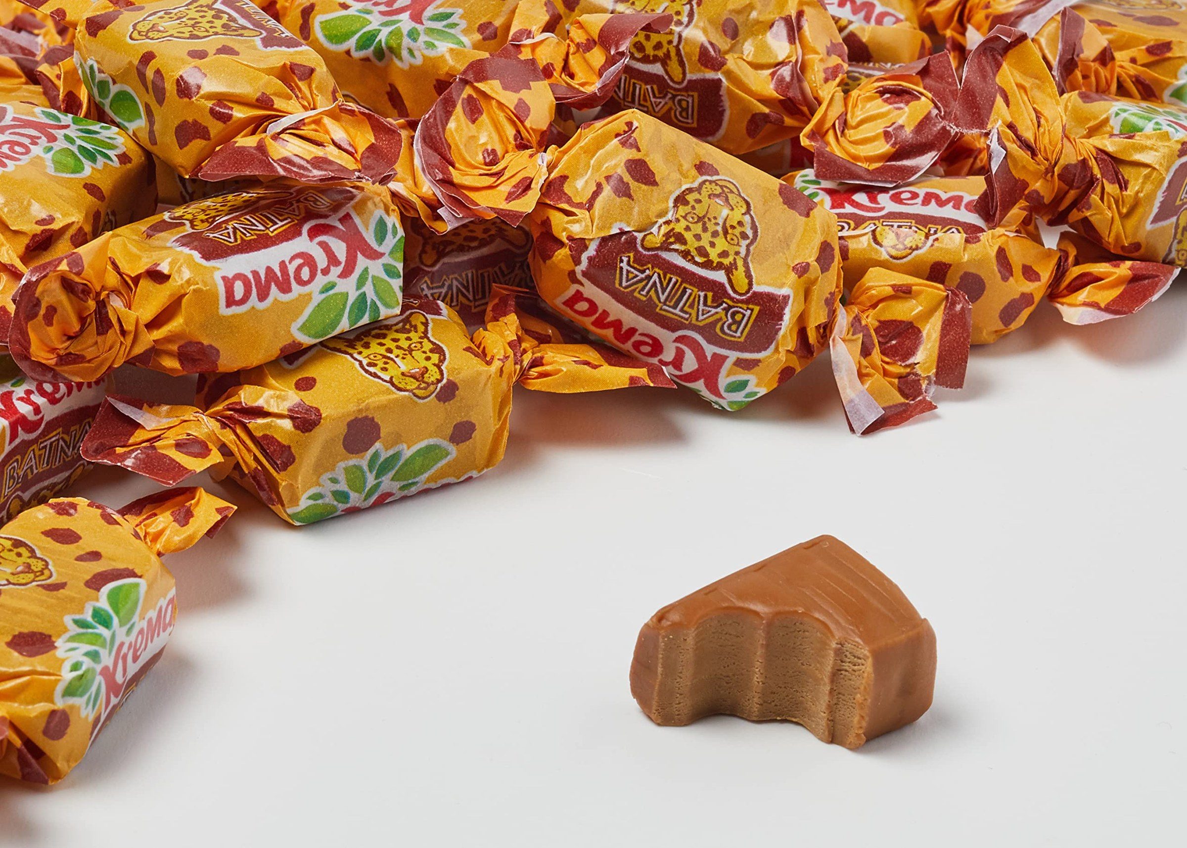 Sachets de bonbons Krema aux goûts fruités disposés côte à côte