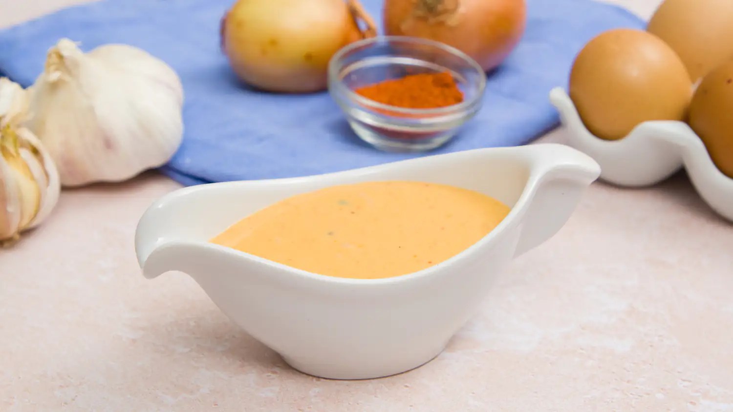 Sauce armoricaine maison à la tomate servie avec des crustacés