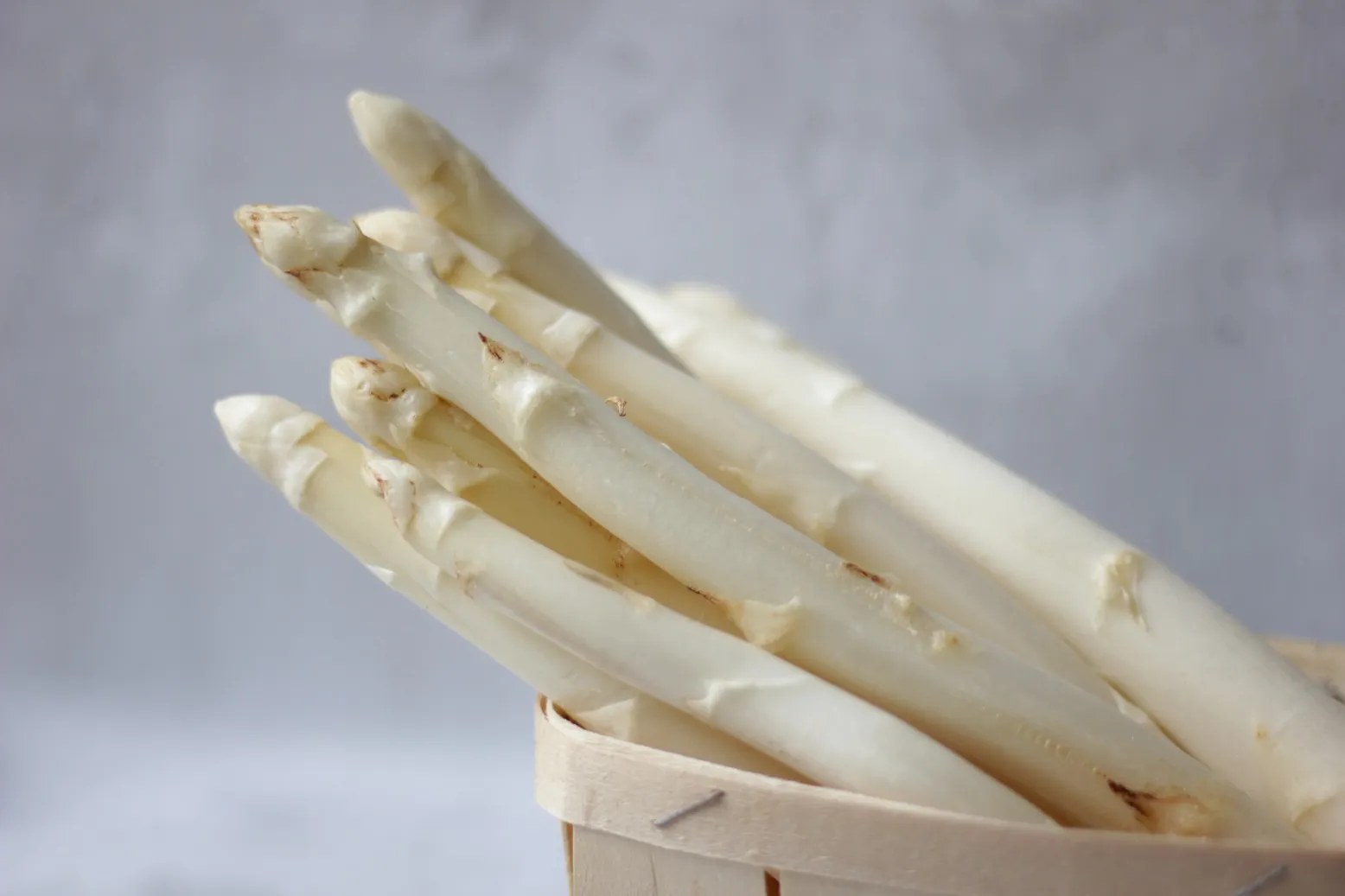Bottes d'asperges vertes et blanches fraîchement cueillies posées côte à côte