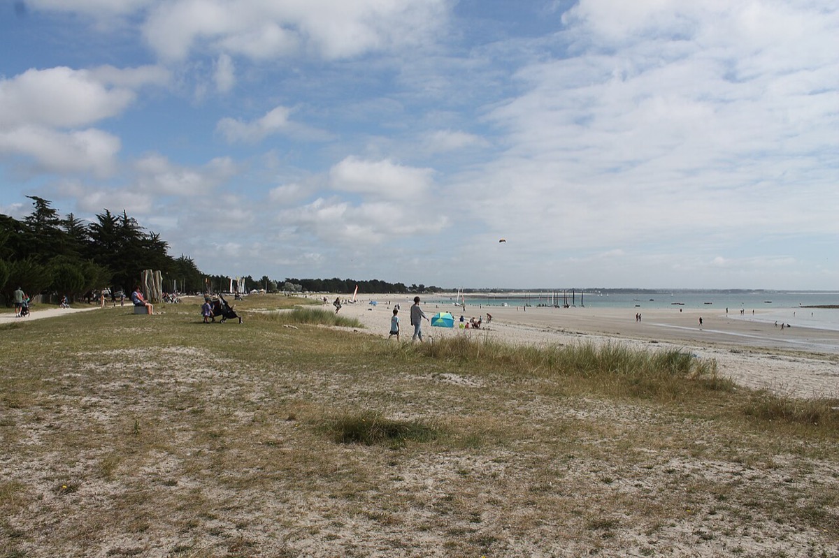 Plage de sable blanc de l'Île-Tudy avec une eau claire, dans le Pays bigouden en Finistère sud
