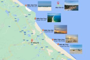 Parasol et transats installés sur une plage fréquentée pendant la haute saison estivale