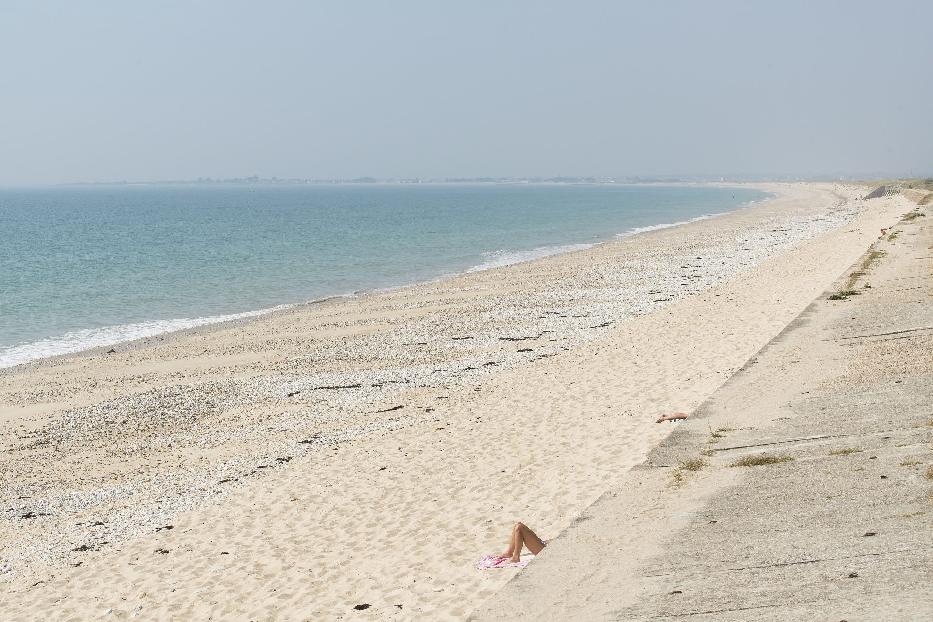 Plage de Linès à Plouhinec, longue étendue de sable bordée de dunes face à l'océan