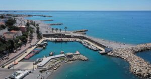 Plage de galets du Port du Cros à Cagnes-sur-Mer avec les barques du petit port de pêche
