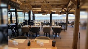 Terrasse de restaurant avec tables dressées prêtes pour le service du midi