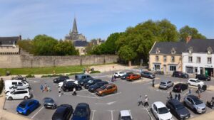 Petite voiture stationnée dans une rue urbaine