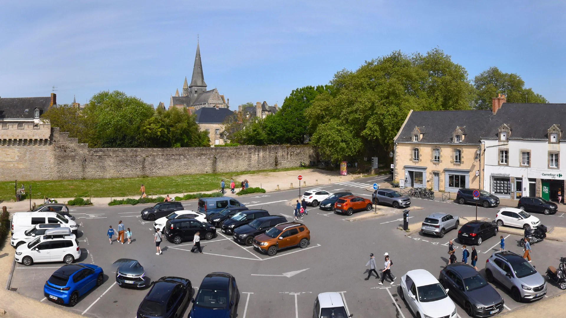 Petite voiture stationnée dans une rue urbaine