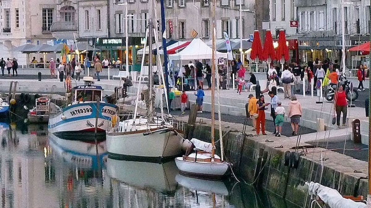 découvrez le charme authentique du pouliguen, une station balnéaire prisée de la côte d'amour. entre plages de sable fin, ports pittoresques et une ambiance conviviale, laissez-vous séduire par ses paysages marins et son patrimoine riche. idéal pour des vacances en famille ou des escapades romantiques, le pouliguen promet des souvenirs inoubliables.