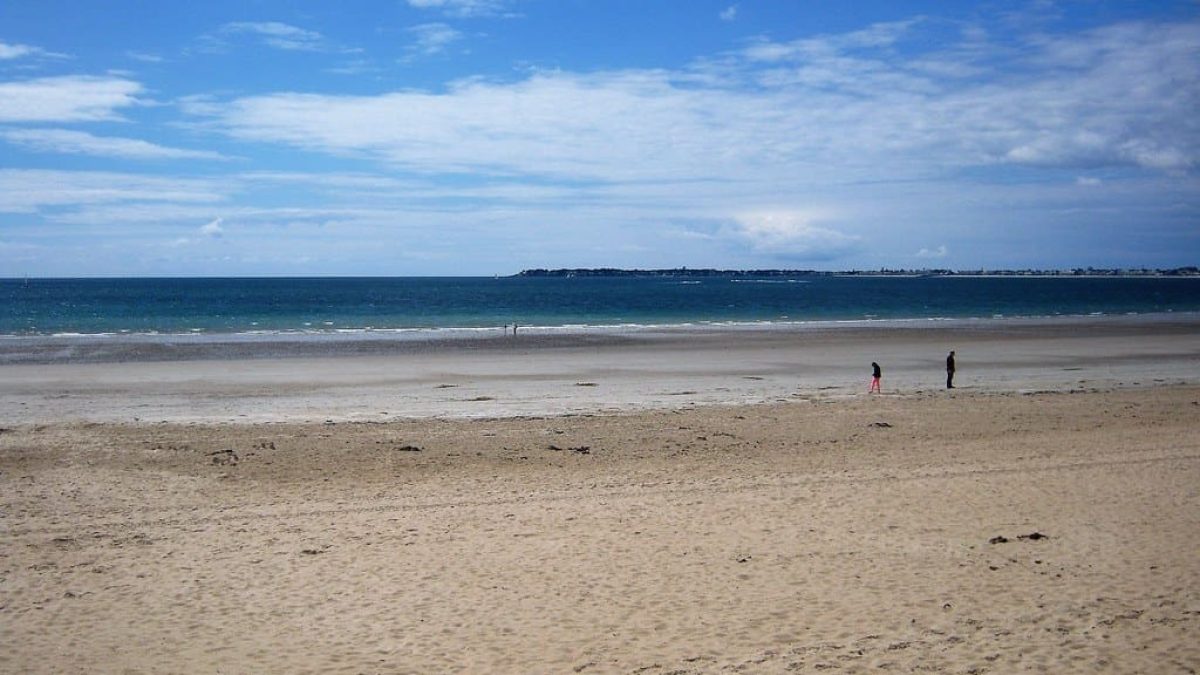 découvrez la baie de la baule, une destination balnéaire prisée de la côte atlantique. profitez de ses plages de sable fin, de ses nombreuses activités nautiques et de son ambiance chic et conviviale. parfait pour des vacances en famille ou un week-end relaxant.