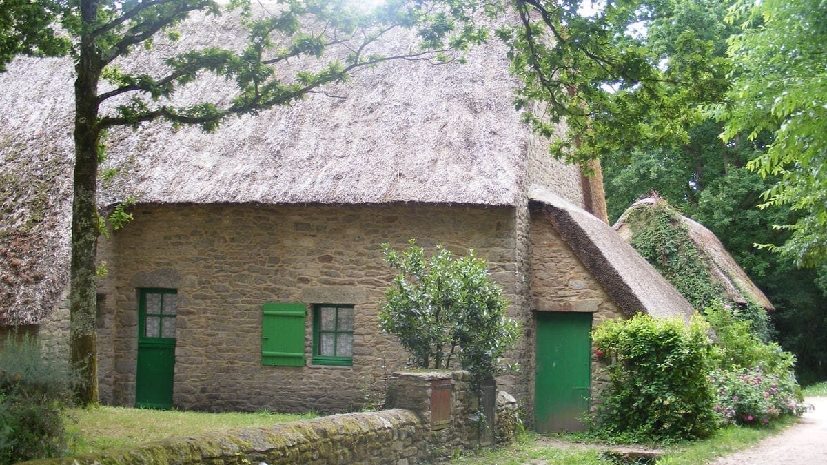 découvrez le charmant village de kerhinet, un bijou de la bretagne où le temps semble s'être arrêté. flânez dans ses ruelles pittoresques, admirez l'architecture traditionnelle et laissez-vous séduire par l'authenticité de ses artisans. un lieu idéal pour une escapade en pleine nature.