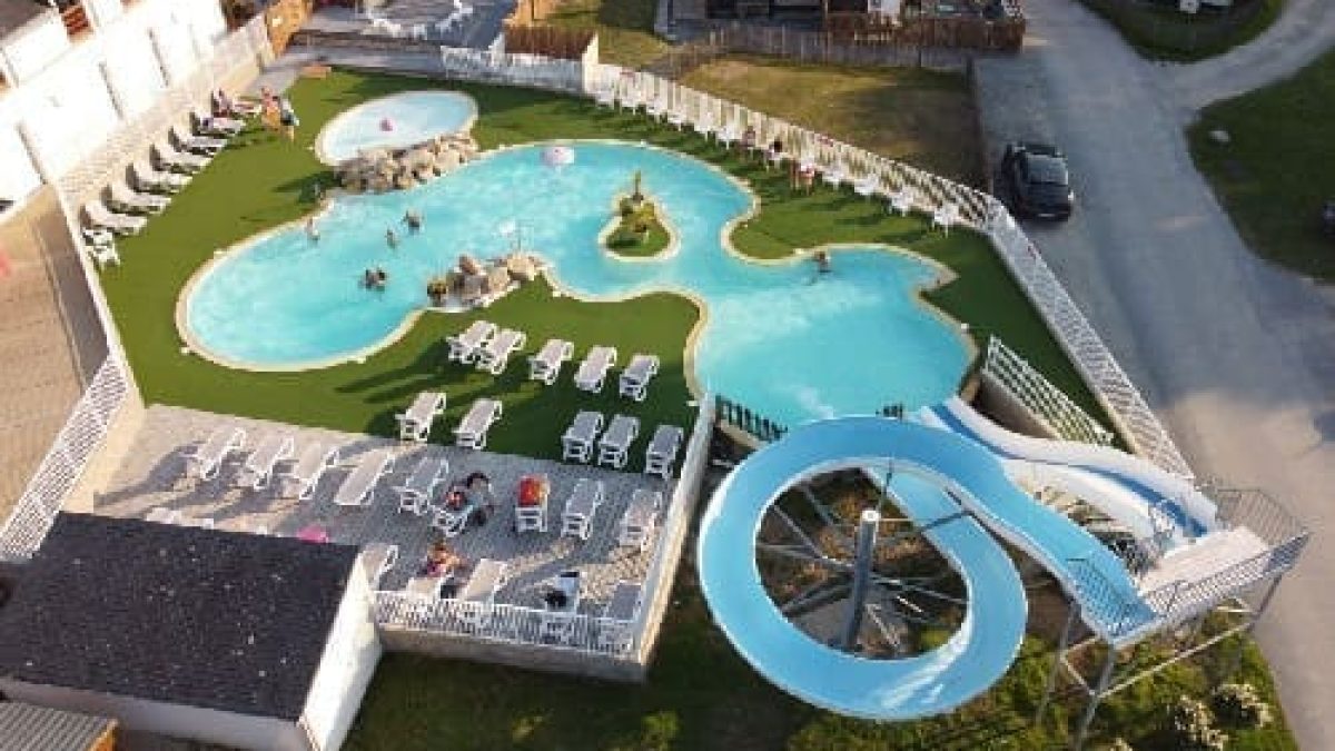 découvrez le camping la fontaine à guérande, un havre de paix idéal pour des vacances en plein air. profitez de l'ambiance conviviale, des emplacements ombragés, et de nombreuses activités pour toute la famille, tout en étant à proximité des magnifiques plages et des sites historiques de la région.