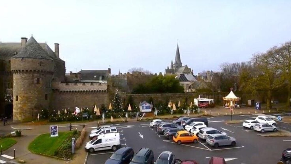 découvrez guérande, une cité médiévale au charme unique, où les ruelles pavées, les remparts historiques et les maisons à colombages racontent l'histoire fascinante du moyen âge. plongez dans son patrimoine exceptionnel et laissez-vous séduire par ses paysages pittoresques et son ambiance authentique.