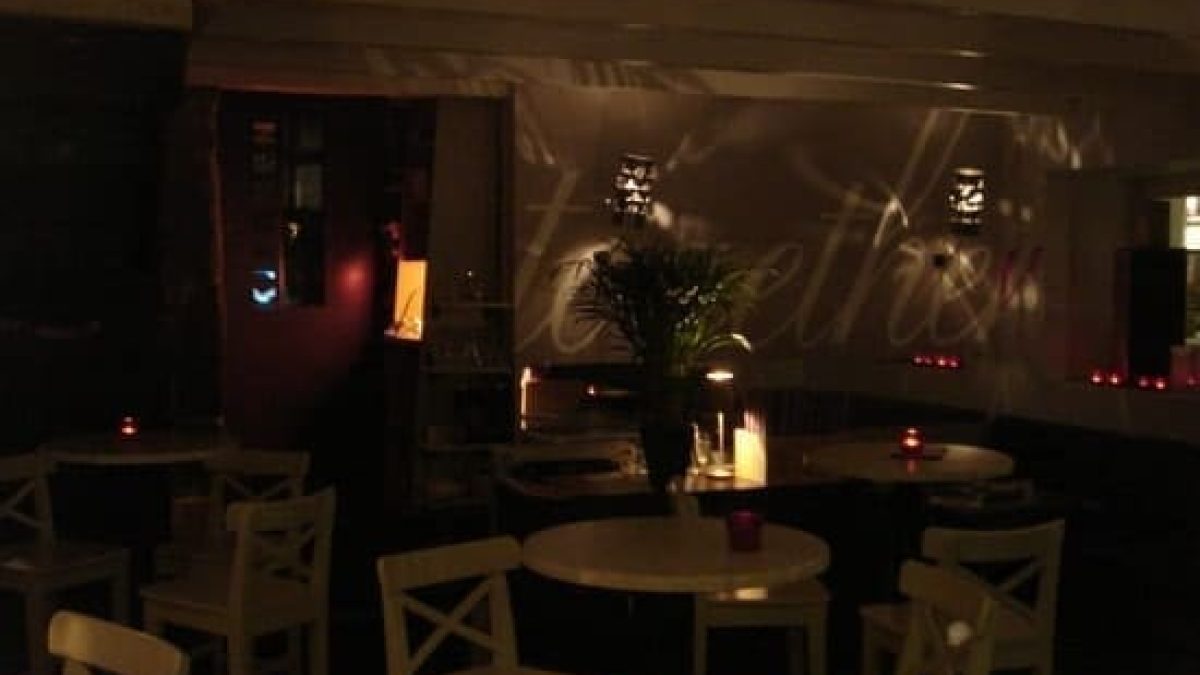 découvrez les meilleurs restaurants et bars à piriac, une charmante commune en bord de mer. savourez des plats locaux et des boissons rafraîchissantes tout en profitant d'une ambiance conviviale et d'une vue imprenable sur l'océan. que vous soyez en quête d'une brasserie animée ou d'un restaurant gastronomique, piriac a de quoi satisfaire toutes vos envies.