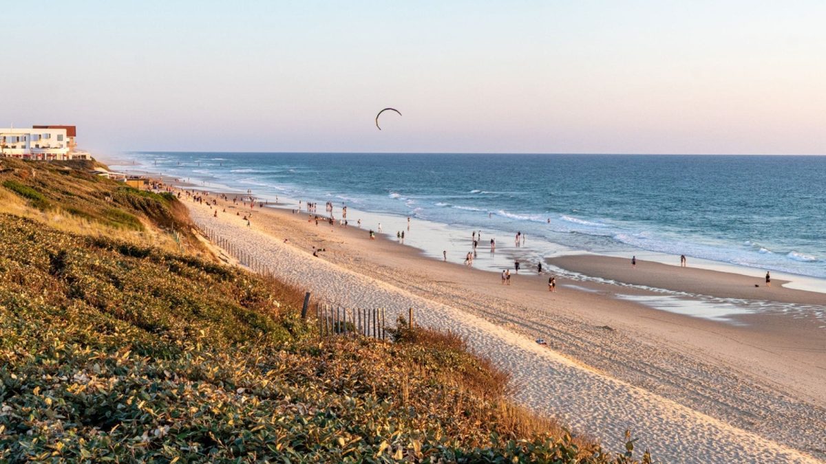 découvrez les trésors cachés des plages de l'atlantique, où le sable doré et les eaux turquoise vous attendent. profitez de paysages à couper le souffle, d'activités nautiques variées et d'une ambiance relaxante pour des vacances inoubliables.