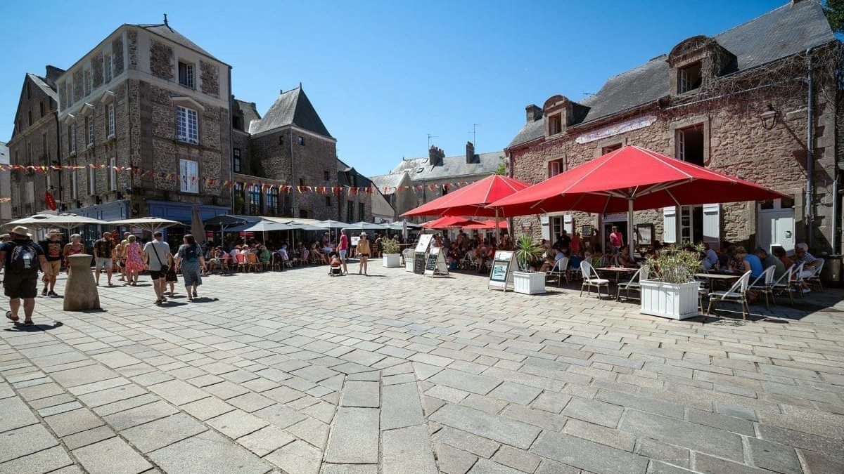 découvrez guerande, une charmante cité médiévale en bretagne, célèbre pour ses marais salants et son architecture historique. explorez ses ruelles pittoresques, son patrimoine culturel et profitez des conseils pratiques pour une visite inoubliable.
