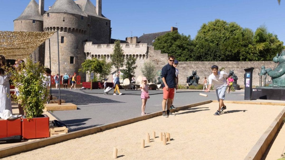 découvrez guérande, une ville riche en histoire et célèbre pour ses marais salants, son patrimoine médiéval et ses paysages côtiers exceptionnels.