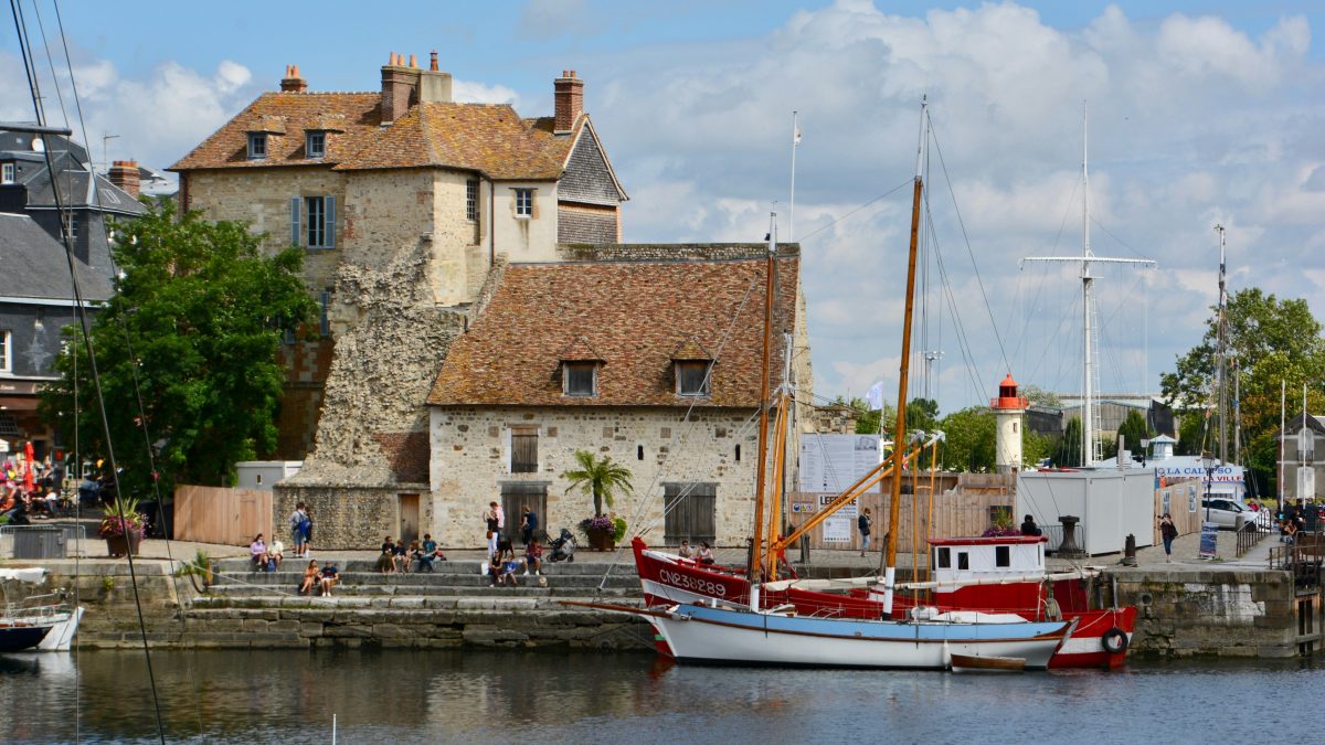 Bateaux sur l’eau près de bâtiments en France