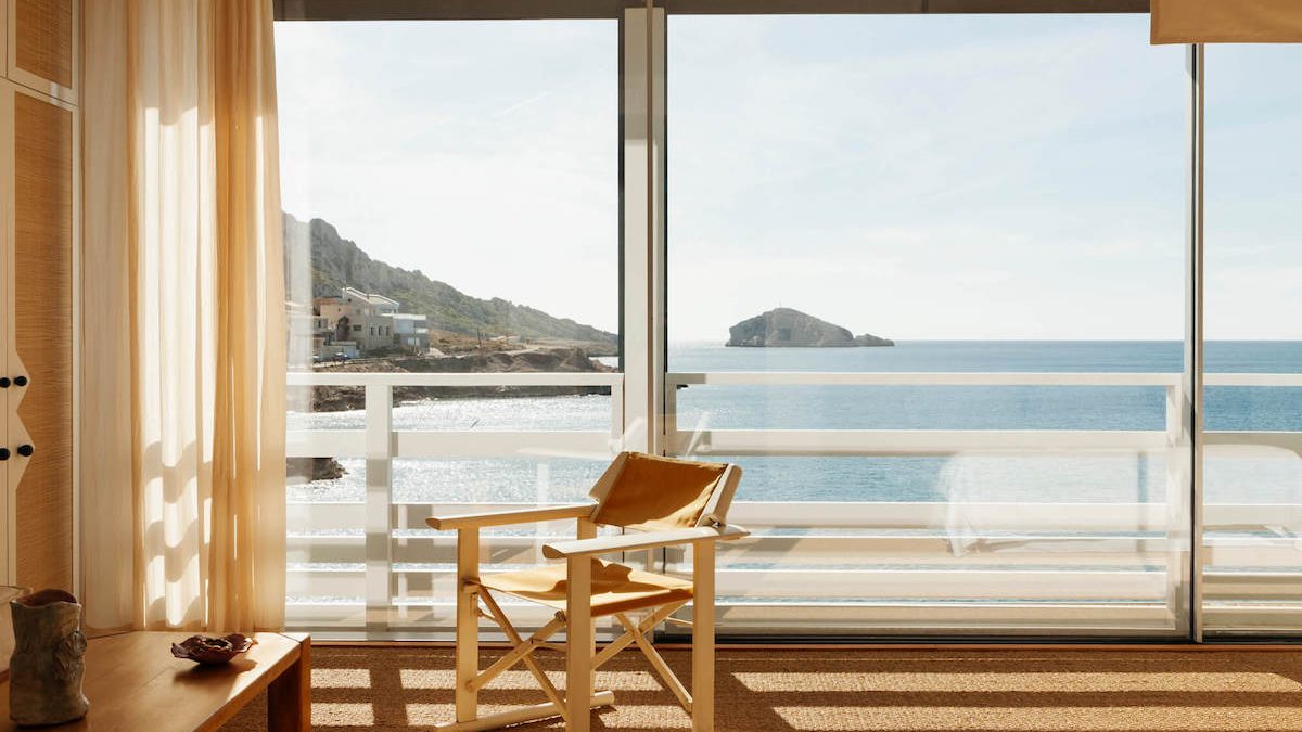 Terrasse face à la mer du Tuba Club aux Goudes, avec ses cabanons et son restaurant à Marseille