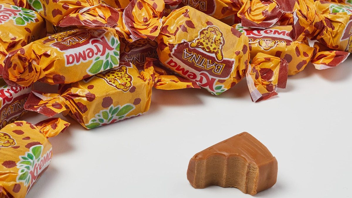 Sachets de bonbons Krema aux goûts fruités disposés côte à côte