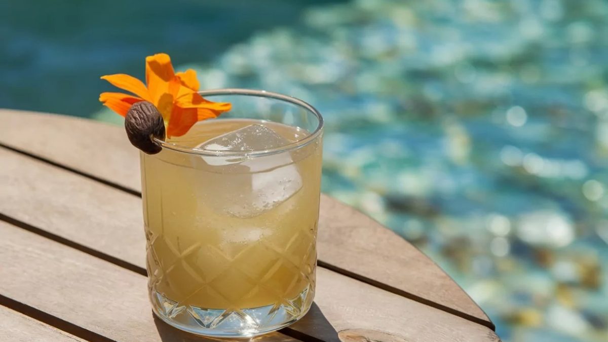 Cocktail mauresque servi dans un verre haut avec glaçons, pastis et sirop d'orgeat