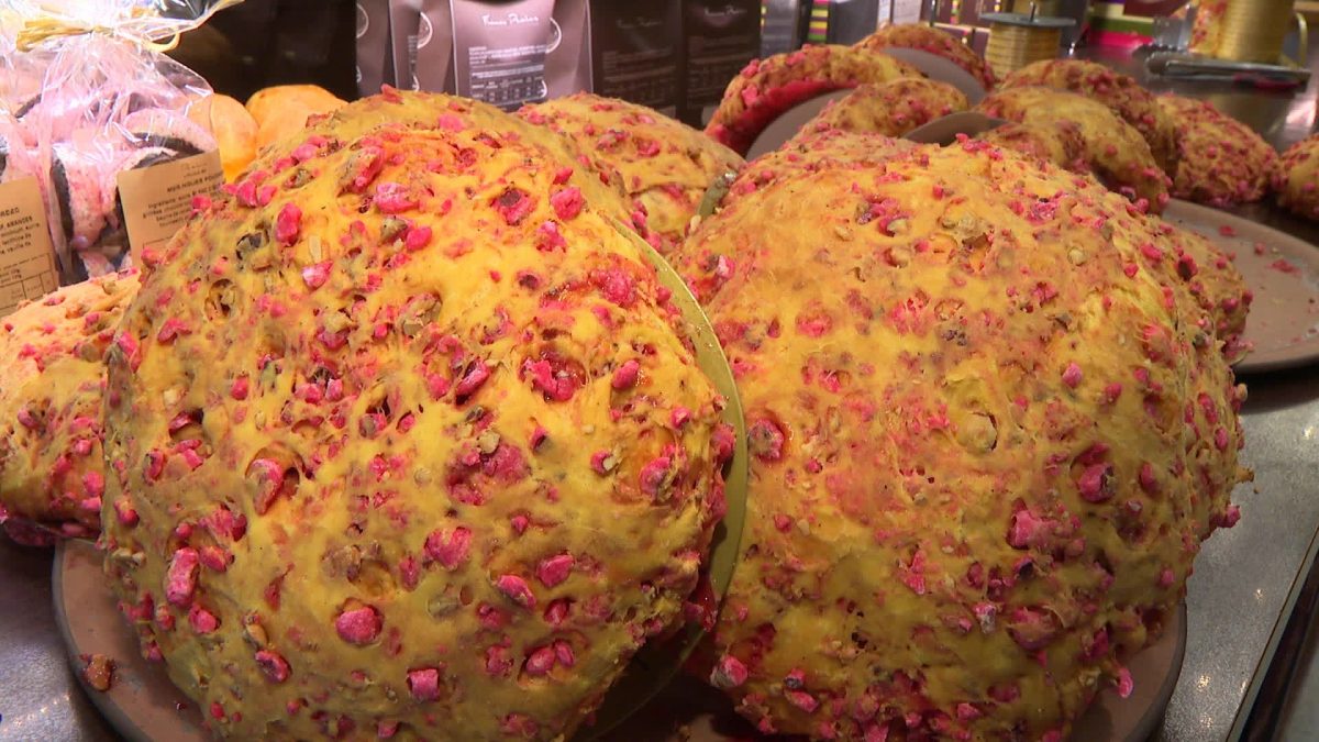 Praluline, brioche dorée garnie de pralines roses concassées