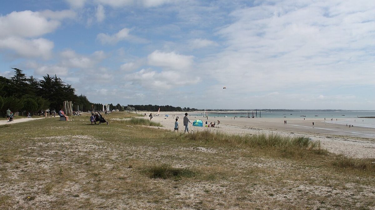 Plage de sable blanc de l'Île-Tudy avec une eau claire, dans le Pays bigouden en Finistère sud
