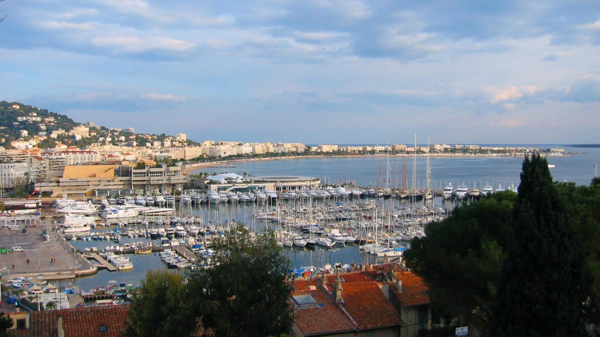 Plage et front de mer d'une station balnéaire française en été