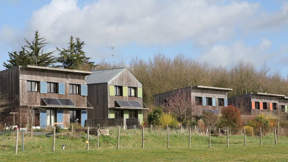 Ruelles étroites et maisons en pierre d'un village breton traditionnel avec clocher et toits d'ardoise