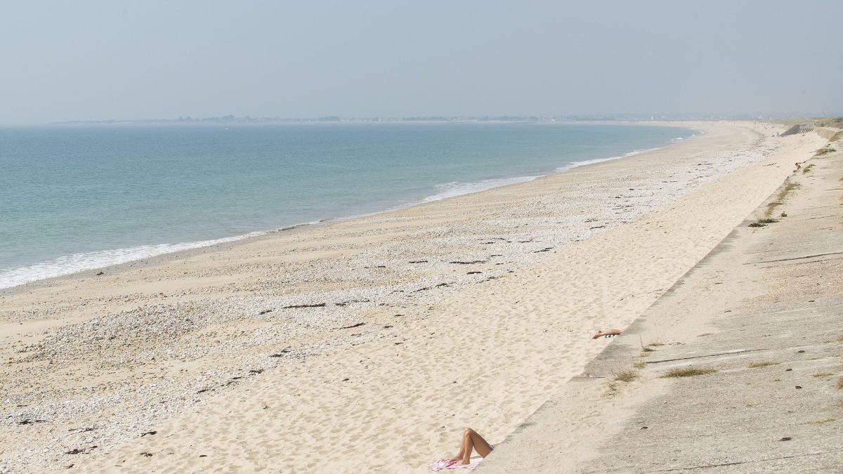 Plage de Linès à Plouhinec, longue étendue de sable bordée de dunes face à l'océan