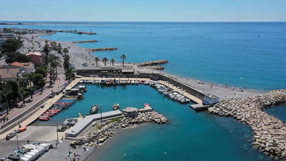 Plage de galets du Port du Cros à Cagnes-sur-Mer avec les barques du petit port de pêche