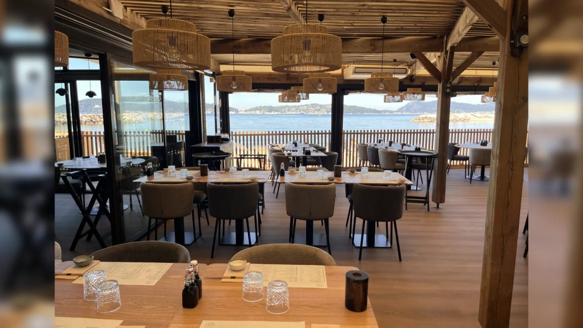 Terrasse de restaurant avec tables dressées prêtes pour le service du midi