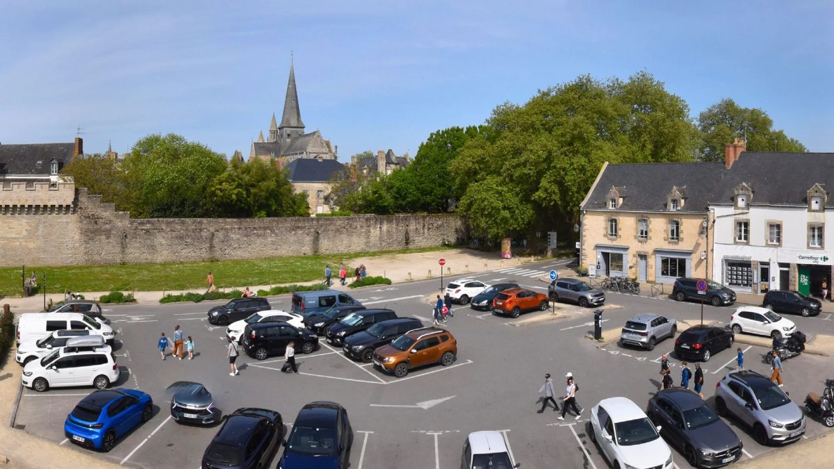 Petite voiture stationnée dans une rue urbaine