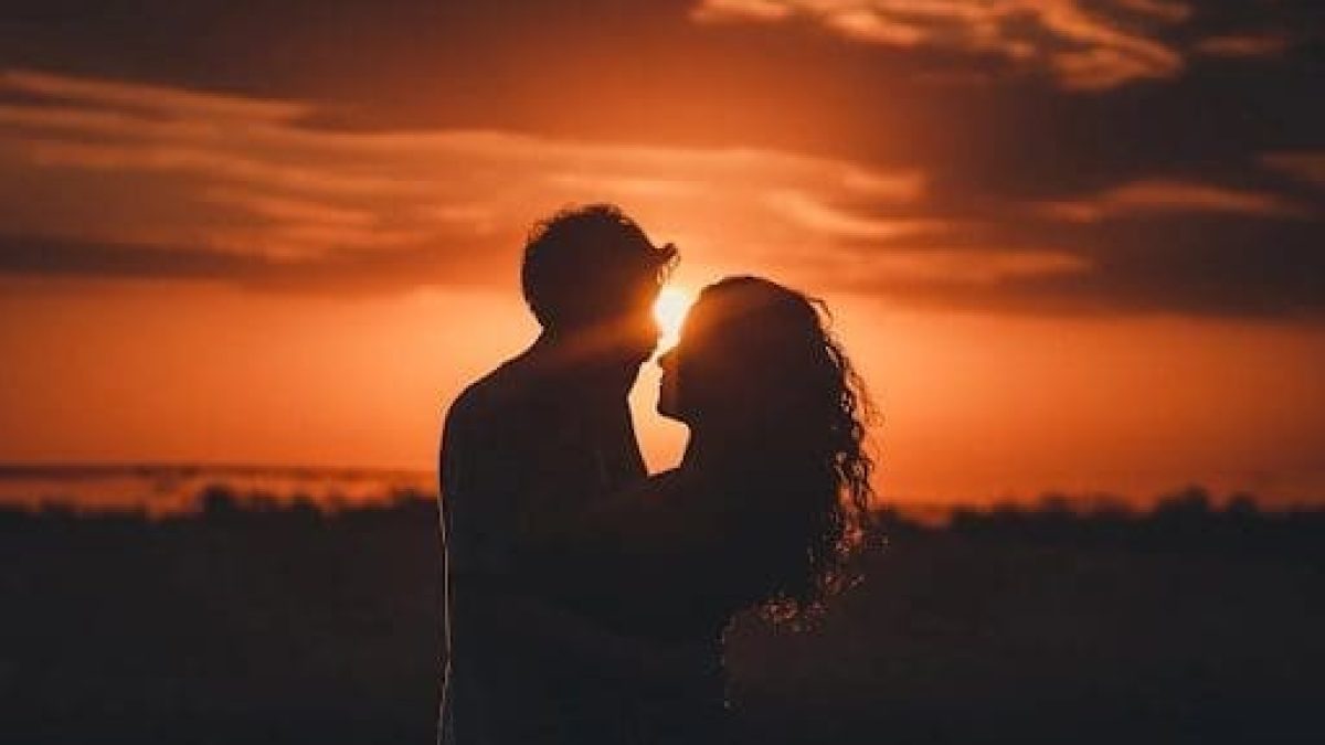 homme et femme au coucher du soleil